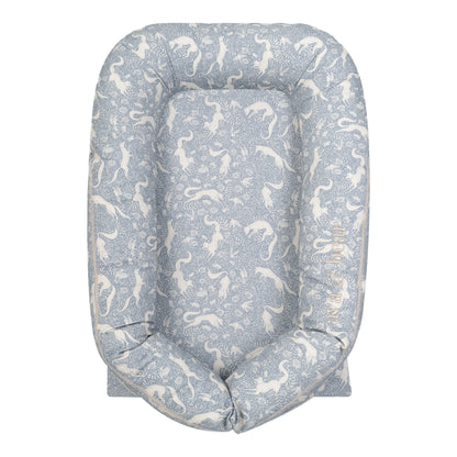 Ava & Bear's Playful Fox Lounging Pod, crafted from 100% Cotton Twill, offers a versatile and cozy space for your little one to rest, play, or enjoy tummy-time, featuring a waterproof base for easy cleanup and a full-edge zip for effortless maintenance.